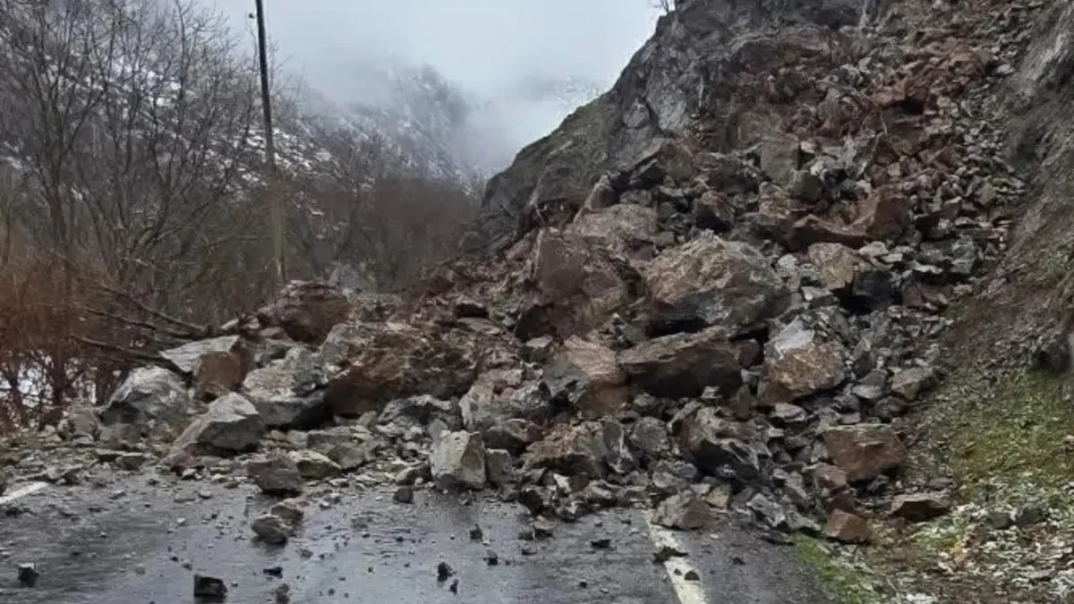 Şırnak’ta kaya düşmesi sonucu köy yolu ulaşıma kapandı Şırnak’ta kaya düşmesi sonucu köy yolu ulaşıma kapandı