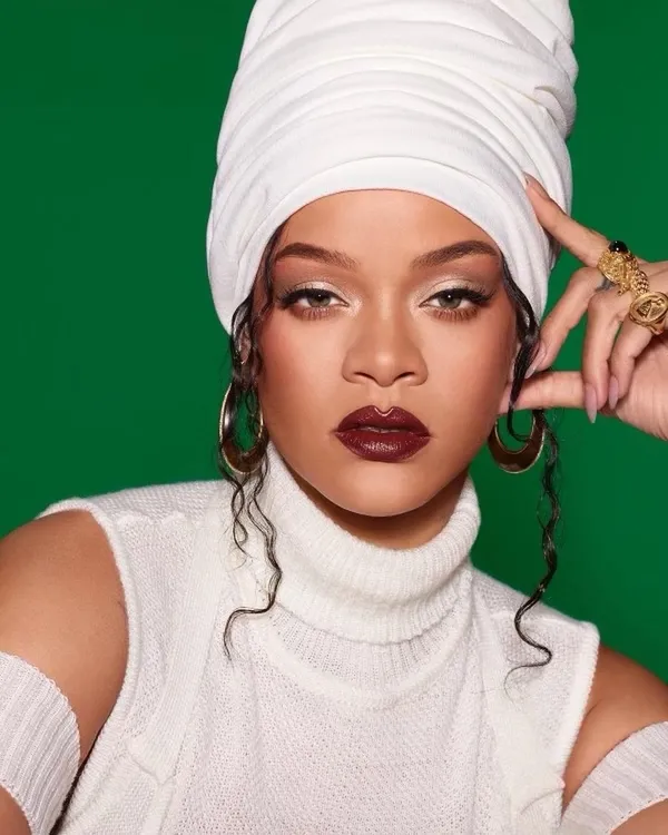 gorenler-ayni-seyi-soyledi-yildiz-tilbeden-hallice-rihannanin-sahne-kostumu-milletin-diline-dustu-1709368823523.jpg