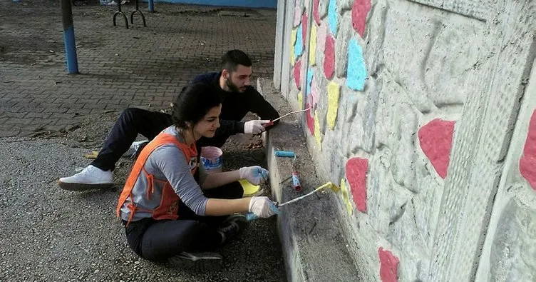 Düzce Üniversitesi öğrencileri okulların duvarlarını renklendiriyor