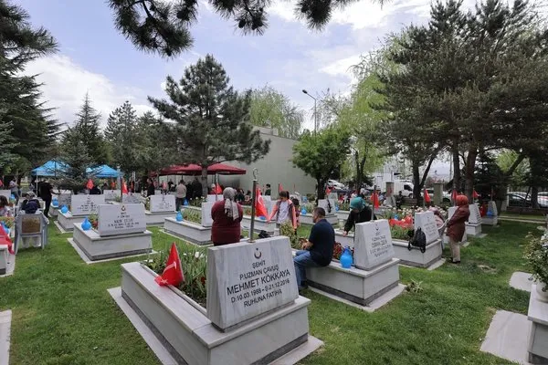 Karanfil bırakma anı