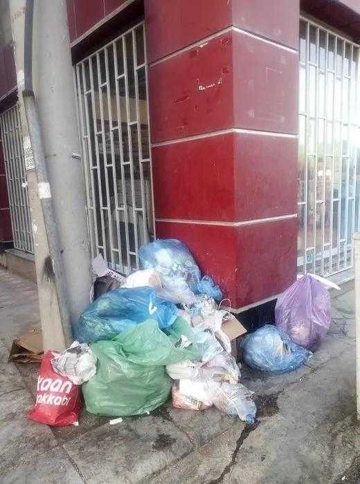 Ne yaptıysa olmadı... Evinin önüne çöp bırakan komşularına karşı nöbet tutuyor!