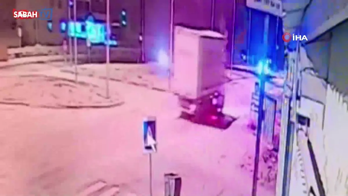 Tır sürücüsü, metrelerce fren yapsa da 1’i ağır 5 kişinin yaralandığı kazayı önleyemedi | Video videosunu izle Tır sürücüsü, metrelerce fren yapsa da 1’i ağır 5 kişinin yaralandığı kazayı önleyemedi | Video videosunu izle
