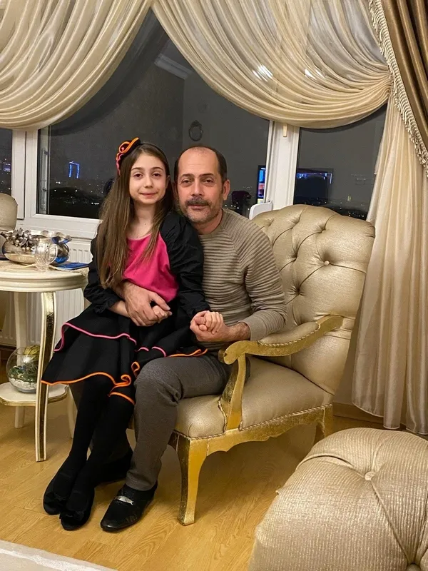 okul-saldirisinda-agir-yaralanan-minik-almina-yasam-savasini-kaybetti-1777807060631.jpg