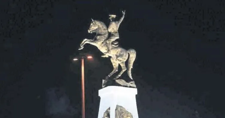 Atatürk heykeli ışıl ışıl