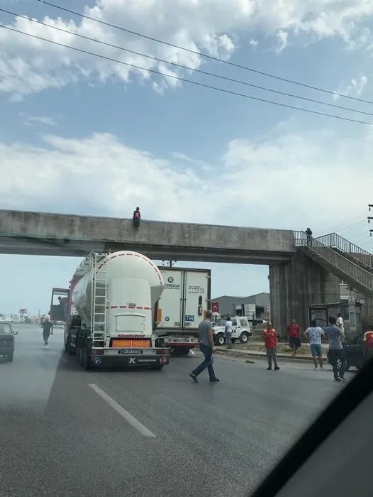 İntihar için çıktıÄı üst geçitte bayılıp, TIR'ın üzerine düÅtü