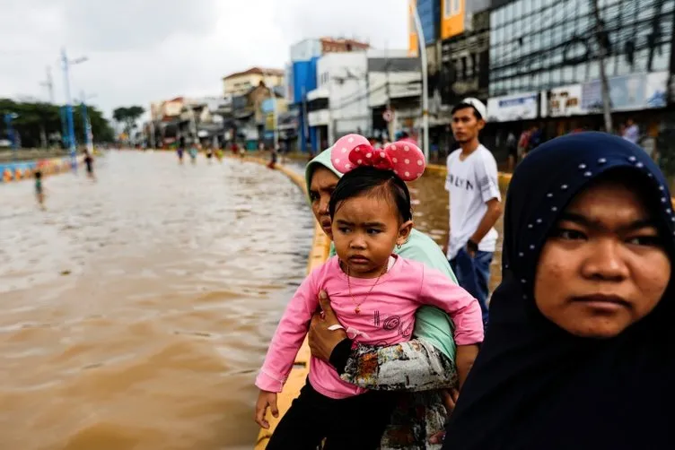 Ölü sayısı giderek artıyor! Endonezya sele teslim