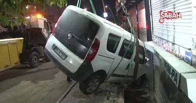 Sultangazi’de hafif ticari araç, dükkan ile kaldırım arasındaki boşluğa düştü | Video