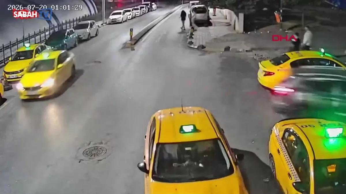 Freni çekilmeyen taksi geri kaydı: Vatandaşlar aracı durdurmak için seferber oldu! | Video videosunu izle Freni çekilmeyen taksi geri kaydı: Vatandaşlar aracı durdurmak için seferber oldu! | Video videosunu izle