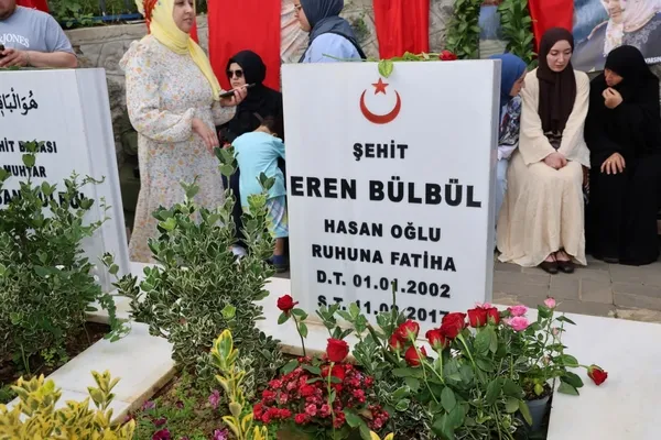 baskan-gencten-eren-bulbule-vefa-37-farkli-ilden-iyi-ki-varsin-eren-siir-kitabi-1786455424262.jpg