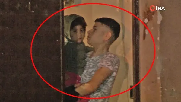 Son dakika! İzmir'de akılalmaz olay! Annesiyle uyuyan 2 yaşındaki çocuğu balkona fırlatıp... | Video