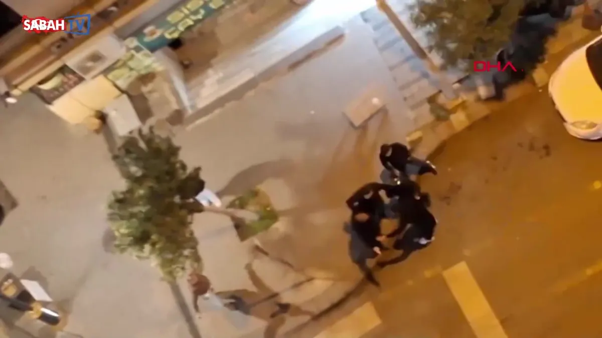 Kavgada çift bıçakla saldırdı! Tekme ve yumrukla darbedildi: O anlar kamerada | Video videosunu izle Kavgada çift bıçakla saldırdı! Tekme ve yumrukla darbedildi: O anlar kamerada | Video videosunu izle