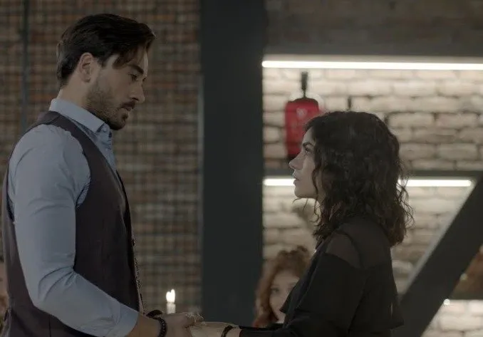 ‘Seviyor Sevmiyor’un yıldızları Gökhan Alkan ve Zeynep Çamcı yıllar sonra bir araya geldi