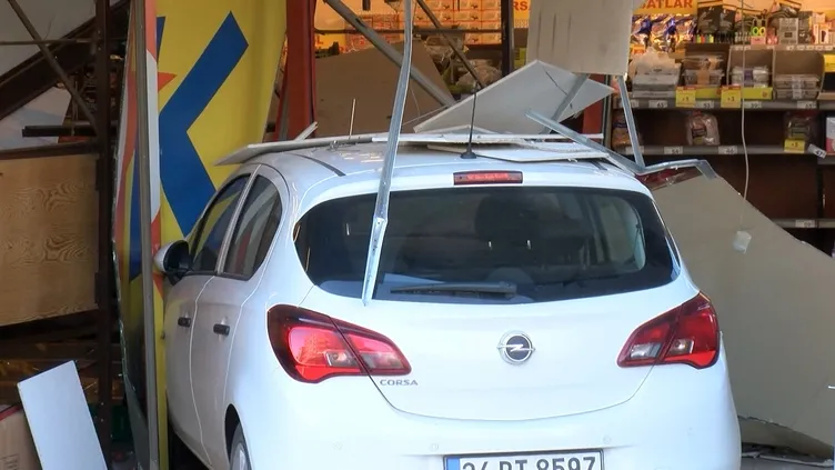 İstanbul’da akılalmaz kaza! Fren yerine gaza basan sürücü markete girdi!