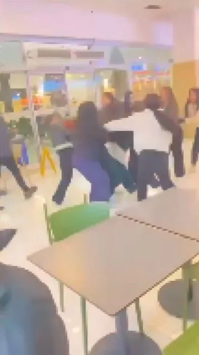 Isparta’da AVM’de birbirlerine girdiler! Tekmeler sandalyeler havada uçuştu! İşte o anlar!