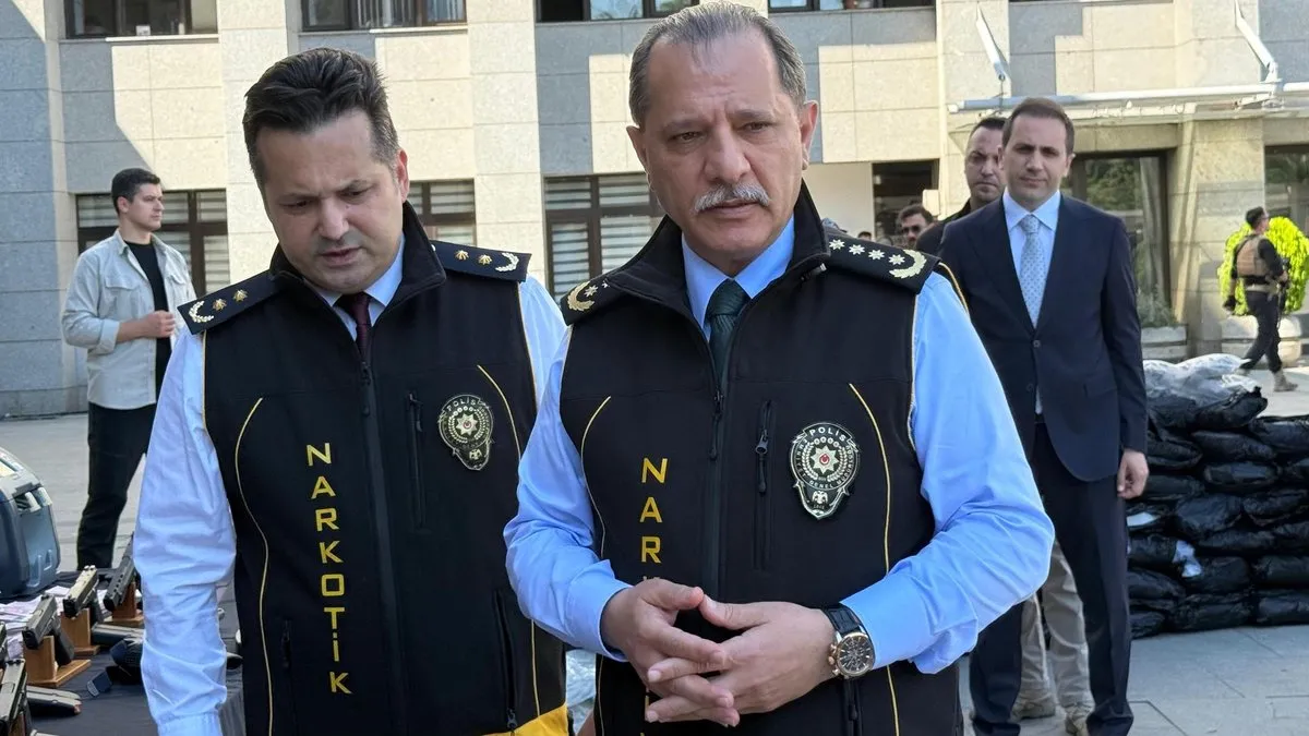 Narkotik yeleğiyle kararlılık mesajı verdi