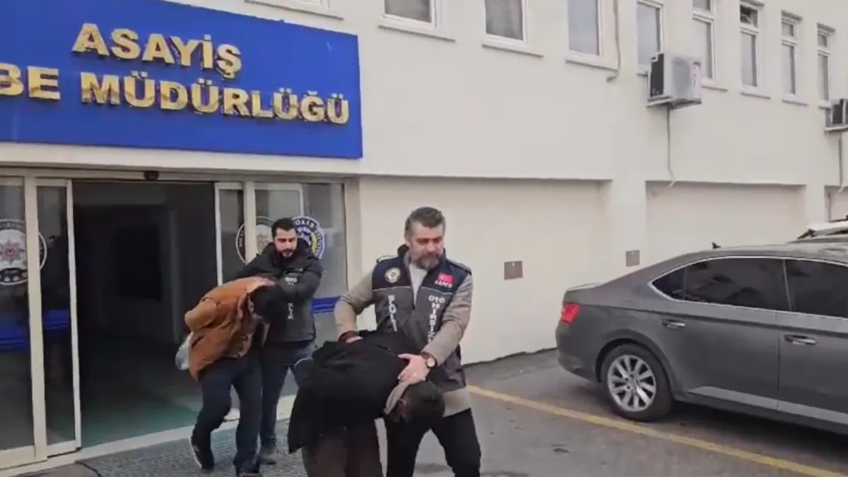 Çaldıkları araçlara çalıntı plakalar takarak 8 ayrı suça karıştılar Çaldıkları araçlara çalıntı plakalar takarak 8 ayrı suça karıştılar