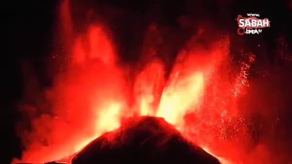 İtalya'da Etna Yanardağı püskürttüğü lavlarla geceyi aydınlattı | Video