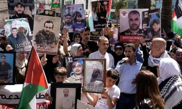 Yıllar sonra ilk kez görüntülendi: Filistinli direnişçi Bergusi’ye hücre işkencesi! Siyonist bakandan insanlık dışı muamele