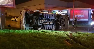 Kocaeli’de servis midibüsü binaya çarpıp yola devrildi: 1 yaralı