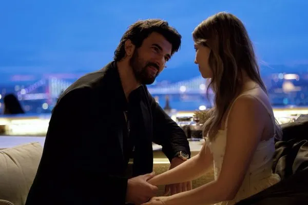 engin-akyurek-ve-afra-saracoglu-ayni-dizide-istanbul-my-love-herkesi-buyuleyecek-1750251160459.jpg