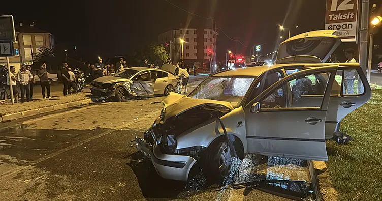 Erzincan’da iki otomobil çarpıştı: 5 kişi yaralandı