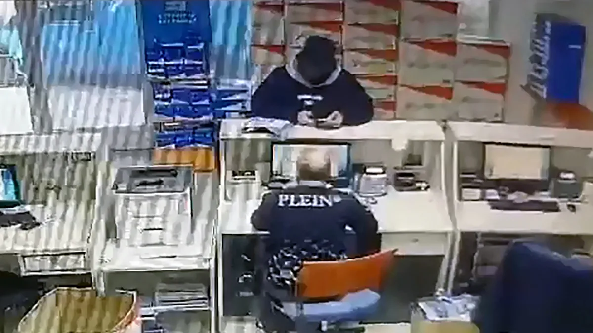 Adana’da akılalmaz dolandırıcılık yöntemi: Kargoda sahte kimlik oyunu! Adana’da akılalmaz dolandırıcılık yöntemi: Kargoda sahte kimlik oyunu!