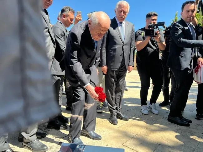 mhp-lideri-devlet-bahceli-ulkucu-sehitler-anitini-ziyaret-ediyor-1779890697635.jpg
