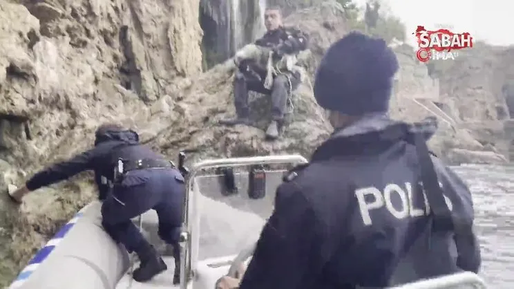 Falezlerde saatlerce mahsur kalan köpek, deniz polisinin 'film gibi' operasyonuyla kurtarıldı | Video
