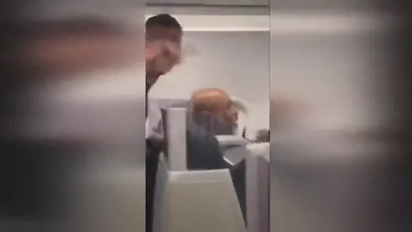 Mike Tyson uçakta kendisiyle dalga geçen kişiyi dövdü!