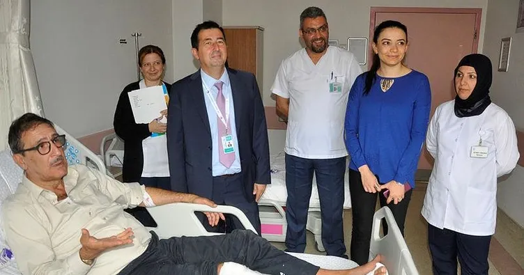 Çukura düşen Cem Özer’in bacağı kırıldı