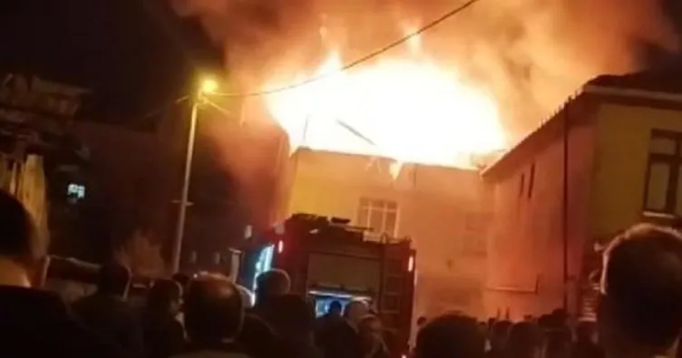 Arnavutköy’deki 3 katlı bir binanın çatısında korkutan yangın