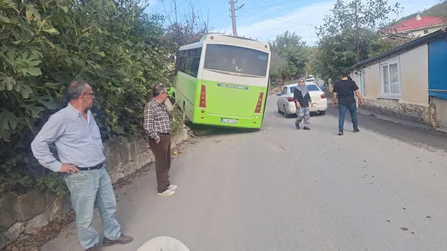 kocaelide-otobus-duvara-carpti-10-yarali-1792681931118.jpg