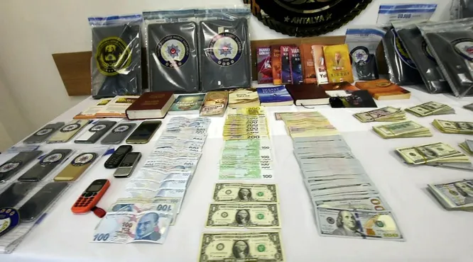 Antalya'da FETÖ/PDY'ye eş zamanlı operasyon: 32 şüpheli yakalandı