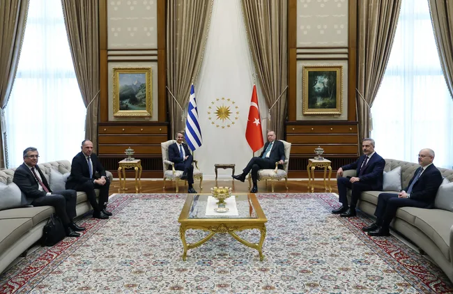 baskan-erdogan-yunanistan-basbakani-micotakis-ile-gorustu-1770818433775.jpg