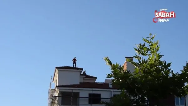 Böylesi ne görüldü, ne duyuldu. Çıktığı çatıdan kendi indi, arkadaşını çıkardı | Video