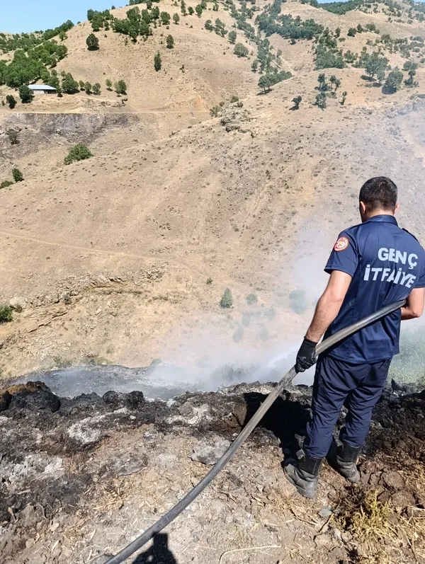 bingolde-mezarlikta-cikan-yangin-itfaiye-ekipler-tarafindan-sonduruldu-1783954151490.jpg