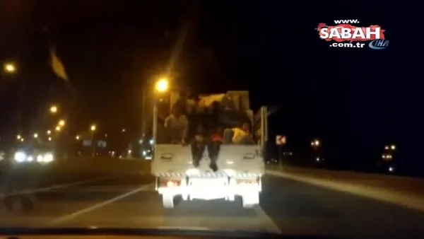 Malatya'da kamyonet kasasındaki tehlikeli yolculuk kamerada