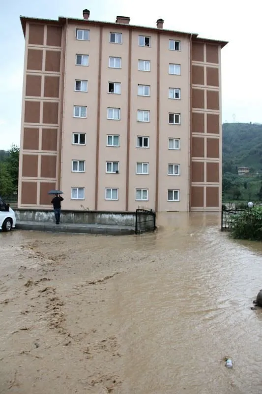 Rize'yi yağmur vurdu
