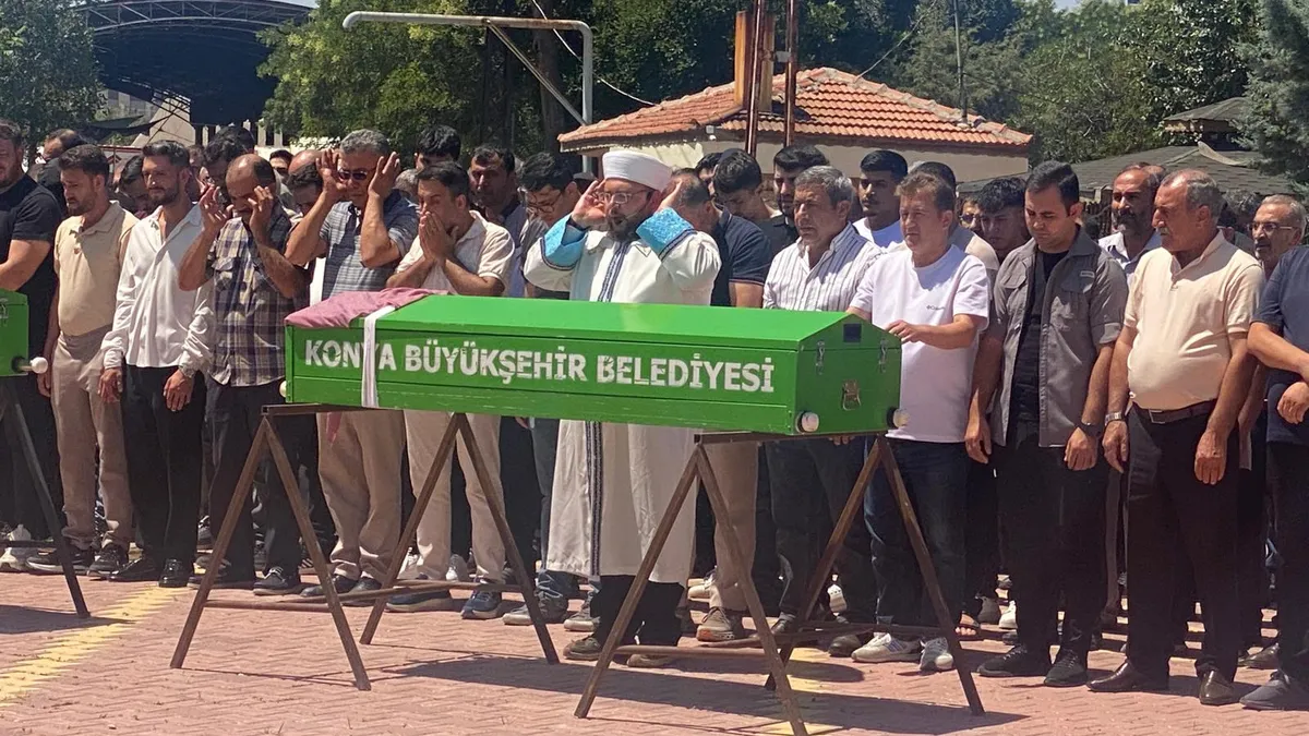 Antalya’daki kazada hayatını kaybeden 5 kişi son yolculuğuna uğurlandı Antalya’daki kazada hayatını kaybeden 5 kişi son yolculuğuna uğurlandı