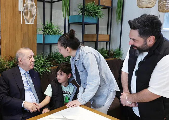 baskan-erdogandan-surpriz-kafe-ziyareti-vatandaslarla-samimi-sohbet-1777129044913.jpeg