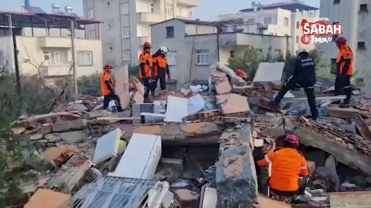Acil Kurtarma Sağlık ekipleri aynı binanın enkazından 3 kişiyi kurtardı | Video