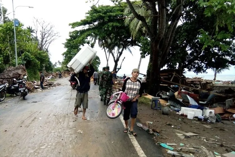Endonezya'da tsunami! Onlarca ölü ve yüzlerce yaralı var