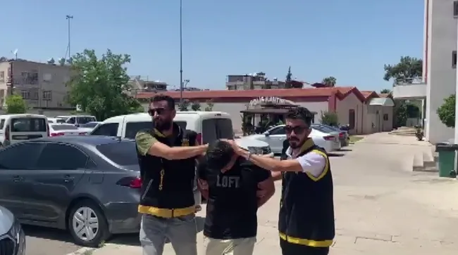 adanada-2-genci-sopayla-olduresiye-doven-caninin-yeni-goruntuler-cikti-68-yasindaki-adami-da-dovmus-1752138381970.jpg Adana'da 2 genci sopayla öldüresiye döven caninin yeni görüntüleri çıktı: 68 yaşındaki adamı da dövmüş!