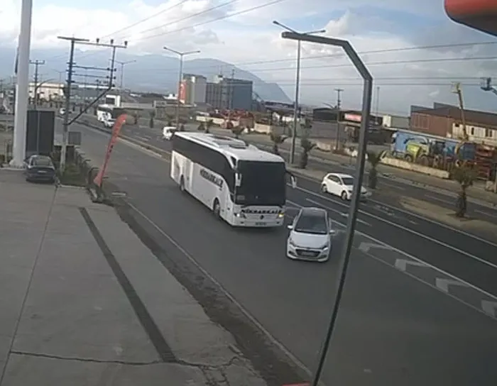 manisada-yolcu-otobusu-otomobile-carpti-1i-cocuk-3-yarali-o-anlar-kamerada-haber-eklendi-1767610462847.jpg