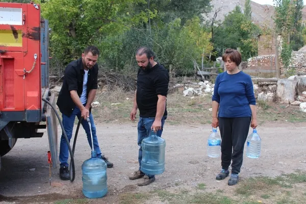koyunde-su-olmayan-muhtar-careyi-tankerler-ile-su-tasimakta-buldu-1665040921467.jpg