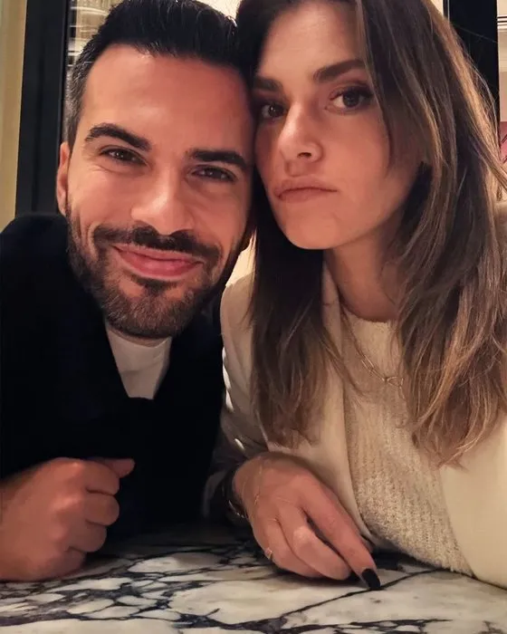 Annelik güzelliğine güzellik kattı! Aslı Enver’in sergi şıklığı hayran bıraktı!