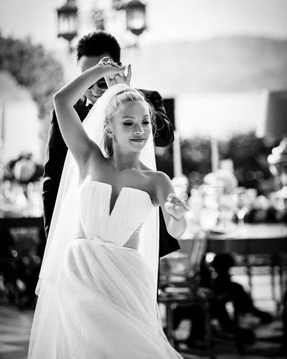 10 yıllık aşkları meğer ’tesadüfle’ başlamış... İşte şarkıcı Ece Seçkin ve pilot eşi Çağrı Terlemez’in tanışma hikayesi!