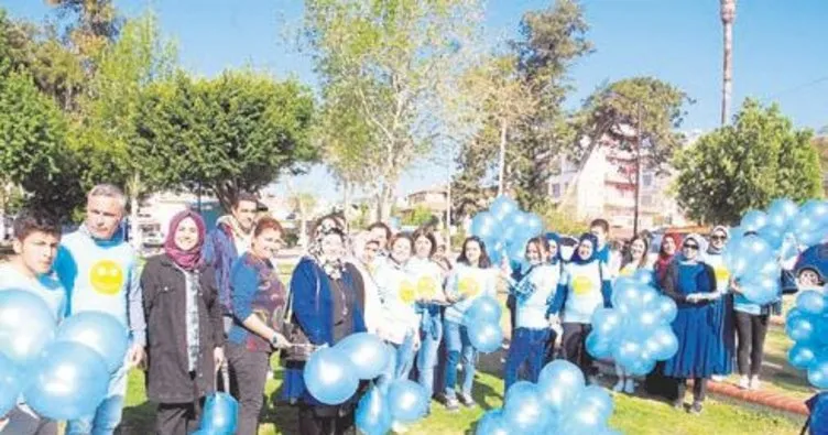 Silifkeli aileler mavi balon dağıttı