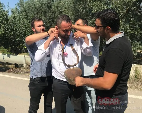 Boynuna öküz çanı takılan damat, el arabasıyla gezdirildi