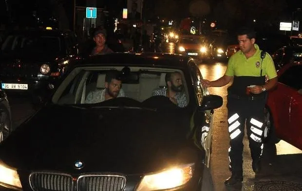 Engin Öztürk ve Sarp Akkaya polis motoruna çarptı